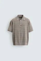 Polo relaxed fit de punto tejido en hilatura con mezcla de algodón y textura rizada, color gris con diseño a rayas sutiles, cuello solapa con cierre frontal de botonadura y manga corta con acabados en rib.