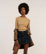 Blusa de manga larga y cuello redondo, confeccionada en jacquard color tostado de corte ajustado.