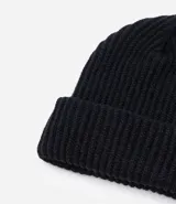 Gorro de lana acrílica con textura acanalada y borde inferior plegado.