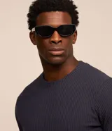 Remera masculina de manga corta y cuello redondo, confeccionada en tejido rib con textura atercipelada y acabado acanalado.