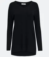 Blusa de punto para mujer en color negro, con escote en V y manga larga. Presenta un diseño de barra mullet, siendo más larga en la parte posterior, y mangas con textura acanalada. Está confeccionada en una mezcla de viscosa y poliamida de la marca Marfinno.