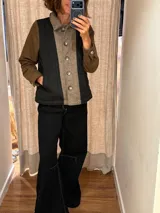 Campera de diseño híbrido con frente acolchado en color tostado, solapas y cuello en tejido de lana con patrón de cuadros tipo príncipe de gales, y mangas en paño de lana color azul marino. Cuenta con cierre frontal de botones.