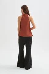 Musculosa sin mangas de poliéster, con diseño holgado y cuello buche color marrón.