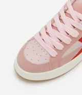 Championes casuales de caña corta marca Satinato, color rosado con detalles en rojo. Confeccionados en material sintético con recortes sobrepuestos, punta redonda con perforaciones frontales y suela tipo caja blanca con base de goma.