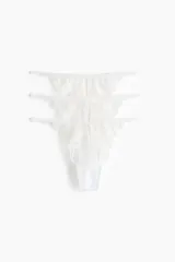 Pack de tres bombachas tipo colaless de tiro bajo, confeccionadas en encaje blanco con laterales de tiras finas.
