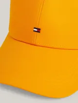 Gorra de béisbol color naranja con logo de la marca bordado en el frente.