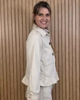Sobrecamisa de pana color gris con diseño a rayas diagonales sutiles, cuello camisero, cierre frontal con botones, bolsillos aplicados al frente y detalle de volado en el ruedo.
