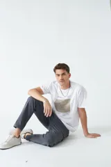 Pantalón cargo verde militar de gabardina, corte recto, con dos bolsillos laterales con fuelle y cierre de solapa, y logo bordado.