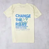 Remera color amarillo claro de algodón, con cuello redondo y estampado en la espalda con la frase "Change the rules. Improvise moments. Invent the future" en letras azules.