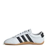 Championes Adidas Grand Court Lo blancos con las tres tiras laterales en negro y suela color caramelo.