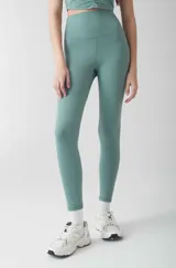 Calza larga de lycra color verde con cintura alta.