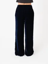 Pantalón negro de terciopelo, corte recto y relajado, con pretina elastizada con cordón ajustable y bolsillos laterales.