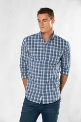 Camisa de manga larga con diseño de cuadros en tonos azul marino, blanco y bordó, con cuello abotonado y cierre frontal de botones.