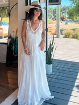 Vestido largo de algodón color celeste, con breteles finos y escote en V. Presenta un estampado geométrico en el ruedo.