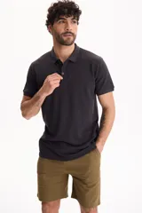 Bermuda de gabardina con spandex, cintura elastizada y cordón ajustable, de corte recto y color azul marino.