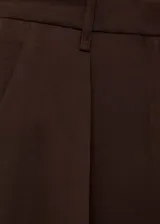 Pantalon de vestir color marrón, de corte wide leg, con tiro medio, pinzas delanteras, trabillas para cinturón y bolsillos laterales.