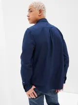 Pantalón de jean corte recto en color azul lavado, con diseño clásico de cinco bolsillos y cierre frontal con botón y cremallera.