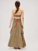 Top halter estampado en tonos rojo y beige, con tirantes finos ajustables al cuello y detalle de cuentas.