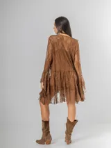 Vestido corto de encaje color marrón chocolate, con mangas largas estilo victoriano y volados en el ruedo. Incluye un vestido interior de algodón.