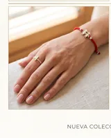 Pulsera de hilo rojo en macramé con dijes de nenas en plata 925 y terminaciones con esferas de plata. Diseño regulable.