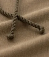 Pantalón pantalona color marrón confeccionado en sarga liviana con liocel y algodón. Presenta lazo en la cintura, bolsillos laterales y traseros.