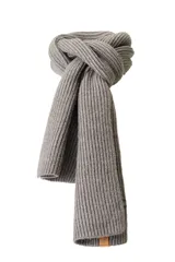 Bufanda tejida en punto rib color gris, con textura acanalada y detalle de etiqueta de cuero en el extremo.