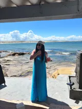 Vestido largo rojo, sin mangas, con escote en V pronunciado y corte amplio.