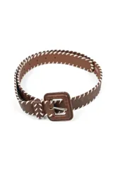 Cinturón de cuero sintético color marrón con costuras decorativas en hilo blanco a lo largo de los bordes y hebilla cuadrada forrada en el mismo material.