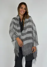 Pashmina rectangular con flecos, a rayas horizontales anchas en tonos beige y blanco.