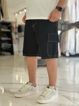 Bermuda cargo de jean color celeste con lavado ácido, corte oversize y bolsillos laterales con solapa.