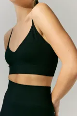 Top deportivo de tejido acanalado con escote en V y breteles finos regulables. Diseño sin costuras con ajuste al cuerpo.