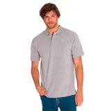 Remera tipo polo de manga corta en color gris melange, confeccionada en tejido piqué. Presenta cuello de punto acanalado, tapeta con botones ocultos y logo de la marca CAT estampado en el pecho izquierdo.