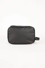 Neceser negro con doble compartimento con cierre, interior forrado y asa de mano.