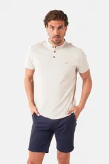 Remera de jersey manga corta color beige, con cuello mao y cierre frontal parcial con botones.