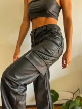 Pantalón cargo de cuero sintético negro con estampado croco, corte recto y bolsillos laterales.