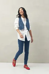 Pantalón chupín negro de tiro alto, confeccionado en denim suave y levemente elástico, con bolsillos delanteros y traseros.