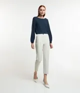 Pantalón zanahoria de sastrería color blanco, con cintura alta, trabillas y botón contrastante.