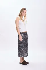 Falda midi de seda sintética con estampado animal print en tonos blanco y negro.