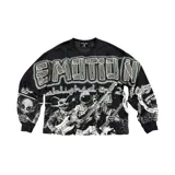 Camiseta de manga larga color negro con estampado gráfico frontal que incluye la palabra 'EMOTION' en estilo graffiti, un astronauta tocando la guitarra junto a otros personajes y detalles espaciales.