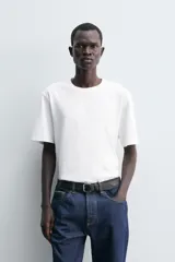 Camiseta de manga corta color azul marino oscuro, de corte regular fit y cuello redondo.