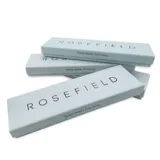 Reloj Rosefield modelo The Bowery con caja redonda de acero color oro rosa de 38mm, esfera negra minimalista, agujas doradas y correa de cuero negro. Resistencia al agua 3 ATM.