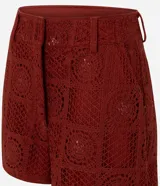 Short corto de crochet Marfinno color rojo, con diseño calado, bordado abstracto integral, aplicación de lentejuelas, pretina con pasadores y cierre delantero. Cuenta con forro interior.