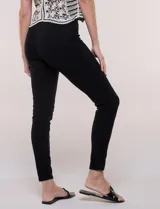 Pantalón jegging de tiro medio en tejido de denim azul, con calce ajustado skinny, cintura elastizada y bolsillos traseros funcionales.