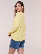Cardigan blanco de punto liviano y texturado, de corte holgado y diseño casual. Cuenta con escote en V pronunciado, abotonadura frontal, mangas largas con hombros caídos y bolsillos delanteros tipo parche.