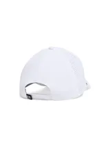 Gorra deportiva Under Armour de diseño estructurado con panel frontal, visera precurvada y detalle de cordón negro. Presenta paneles laterales perforados para mayor transpirabilidad y logo bordado en el frente con diseño de palos de golf cruzados.