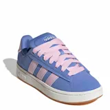 Championes urbanos Adidas modelo Grand Court Alpha, color azul con detalles en rosado. Presentan las icónicas tres tiras laterales, cordones anchos en color rosado y suela de goma blanca.