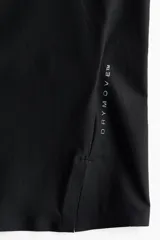 Musculosa deportiva DryMove color negro, con cuello redondo, corte estándar y aberturas laterales en el bajo.