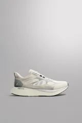 Zapatilla de running para asfalto con parte superior de tejido de punto transpirable y refuerzos Shield Protect Max en puntera y talón. Cuenta con suela de TPU para absorción de impacto, estabilidad y rebote, ajuste por cordones y tirador posterior.