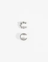 Set de dos earcuffs metálicos plateados, uno con diseño de esferas pequeñas y otro de diseño liso minimalista.