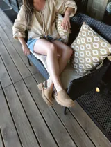 Zuecos de cuero color beige, con suela track y tira trasera ajustable.